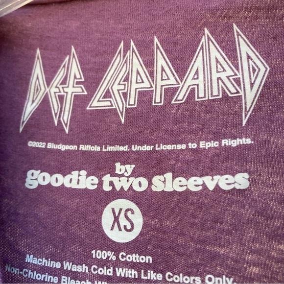 Def Leppard By Goodie Two Sleeves Purple Cropped Top, Size XS - Picture 3 of 4